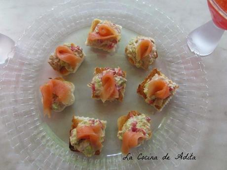 COCTEL DE FRUTAS,  CON CANAPÉS DE AGUACATE Y BONITO