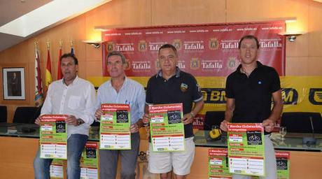 Juantxo Quiñones y Antonio García, del club cicloturista, junto a los ediles José Javier Calvo y Salvador García.