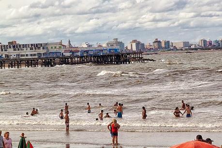 Gente en playa de Mar del Plata