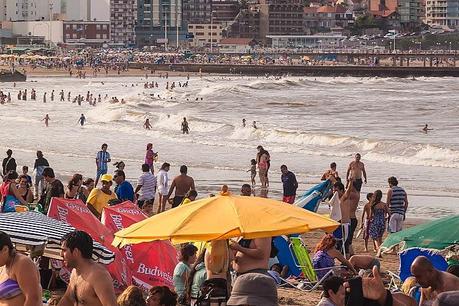 Gente en la playa de Mar del Plata