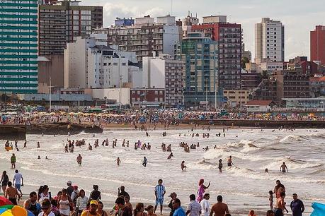 Gente en la playa de Mar del Plata