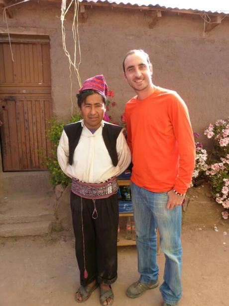 Con el jefe de familia en Taquile