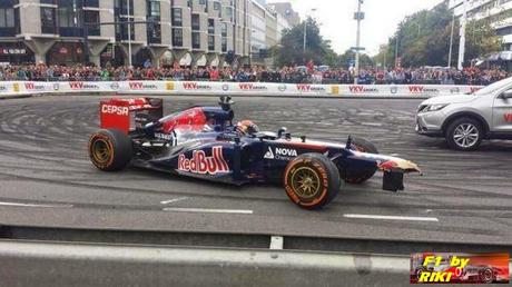 MAX VERSTAPPEN CHOCA EN SU PRIMERA EXHIBICION CON TORO ROSSO - VIDEO INCLUIDO