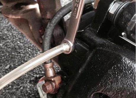 COMO PURGAR EL LIQUIDO DE FRENOS DE TU AUTOMOVIL