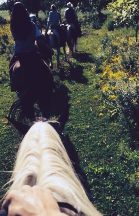 Justin Bieber y Selena Gómez a caballo en Canadá