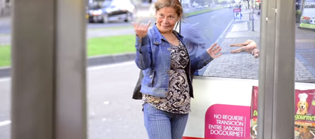 Dogourmet Colombia y su Mupi interactivo genera miles de sonrisas en las personas