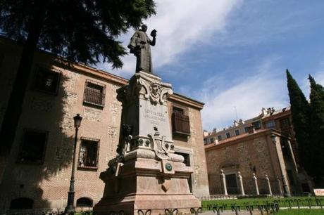 Escultura de Lope de Vega, junto al Convento de la Encarnación, en Madrid
