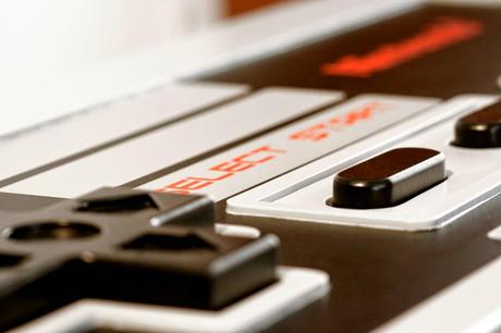 Hazte con un mando de NES en madera para adornar tu salón, ¡y jugar a la consola!Ta