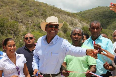 Del Valle inaugura en Neiba muro contención Río Panzo.