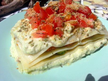 Lasaña vegana de aguacate y tomates secos con queso de calabacín y tahini