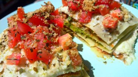 Lasaña vegana de aguacate y tomates secos con queso de calabacín y tahini