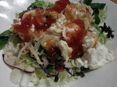 Ensalada de queso de cabra y mermelada de tomate