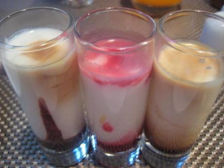 VASITOS DE CREMA DE YOGUR CON SIROPES VARIADOS