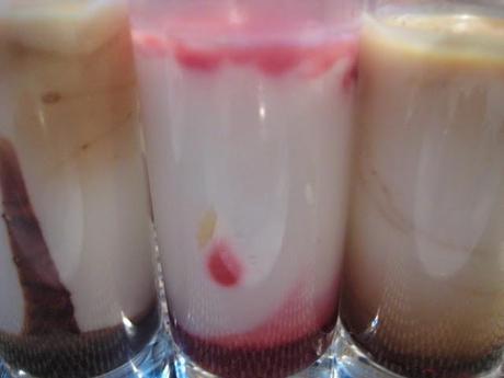 VASITOS DE CREMA DE YOGUR CON SIROPES VARIADOS