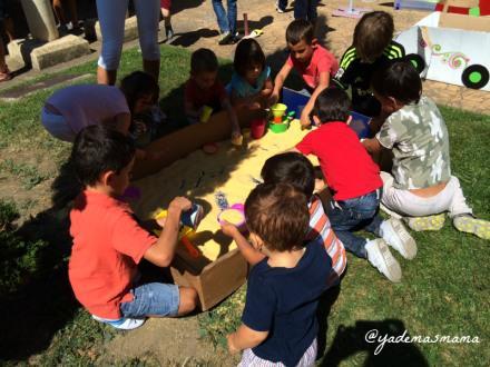 Y por fin Lola tendrá dos manos Los peques, jugando con las bolitas de sopa a las cocinitas.