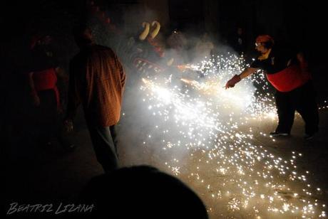 De asustarme de los cohetes, a fotografiar un correfoc correfoc encendido