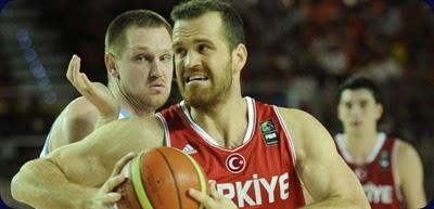 Turkey's centre Oguz Savas (R) vies with Ukraine's forward Ihor Zaytsev during the 2014 FIBA World basketball championships group C match Ukraine vs Turkey at the Bizkaia Arena in Bilbao on September 2, 2014.   AFP PHOTO/ RAFA RIVAS