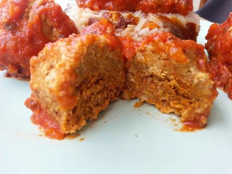 Albóndigas de avena con salsa de tomate y albahaca