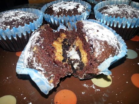 Muffins o magdalenas de chocolate con galleta oreo y crema de cacahuete