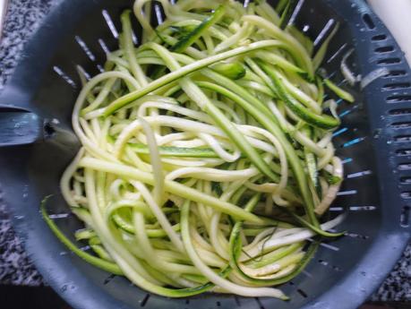 Espaguetis de calabacín con puerro y langostinos