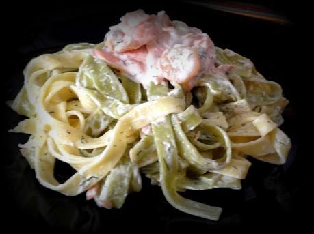 Tagliatelle con salmón y gambas