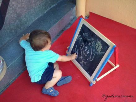 niño pintando, pizarra