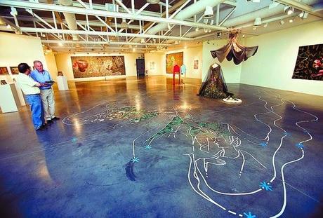 Ausín Sáinz en la sala de exposiciones Circulo central, y el Diario de Burgos.