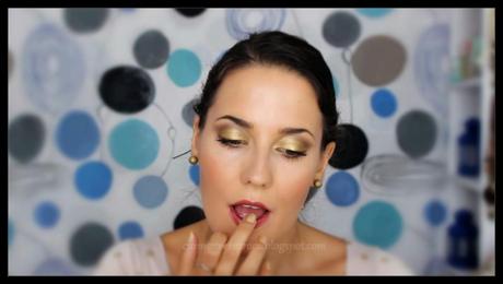 Look dorado y labios borgoña