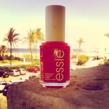 Apurando los instantes de playa con nuestro tono favorito de @essie_esp @essie #belleza #lookandfashion #jj #ootd @pinupshowroom