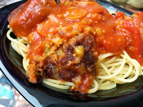 Albóndigas de carne de soja con salsa de tomate y verduras