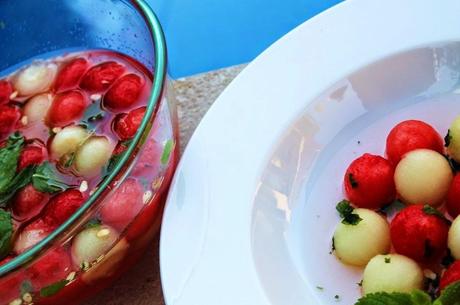 Ensalada dulce de bolas de sandía y melón a la menta (paso a paso)