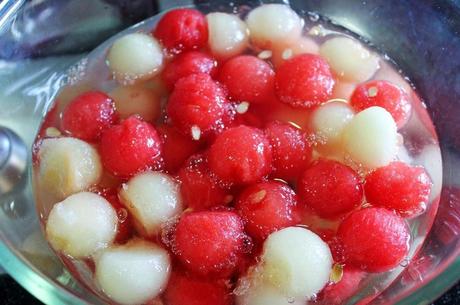 Ensalada dulce de bolas de sandía y melón a la menta (paso a paso)