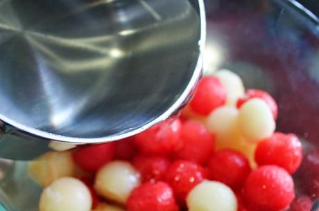 Ensalada dulce de bolas de sandía y melón a la menta (paso a paso)