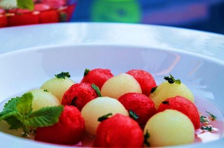 Ensalada dulce de bolas de sandía y melón a la menta (paso a paso)