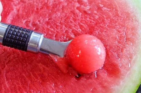 Ensalada dulce de bolas de sandía y melón a la menta (paso a paso)