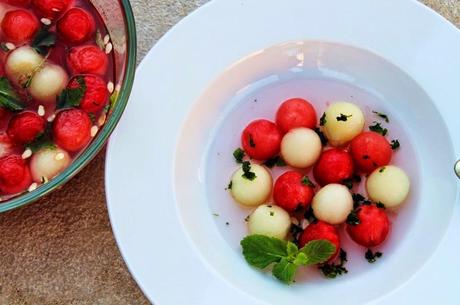 Ensalada dulce de bolas de sandía y melón a la menta (paso a paso)