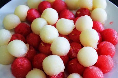 Ensalada dulce de bolas de sandía y melón a la menta (paso a paso)