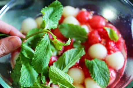 Ensalada dulce de bolas de sandía y melón a la menta (paso a paso)