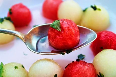 Ensalada dulce de bolas de sandía y melón a la menta (paso a paso)