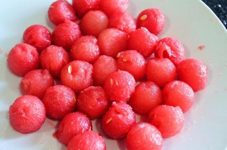 Ensalada dulce de bolas de sandía y melón a la menta (paso a paso)