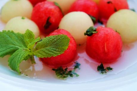 Ensalada dulce de bolas de sandía y melón a la menta (paso a paso)