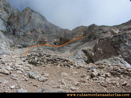 Ruta Vegas del Toro, Canal del Vidrio, Peña Vieja, Urriellu: Camino a la caseta de la mina en la canal del vidrio