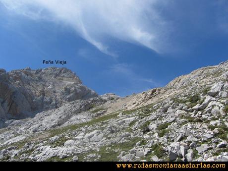 Ruta Vegas del Toro, Canal del Vidrio, Peña Vieja, Urriellu: Subiendo por la canal del Vidrio a Peña Vieja