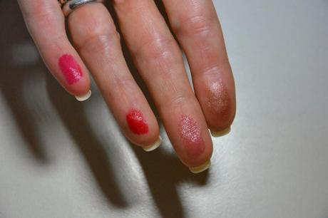 tonos de labial en las yemas de los dedos