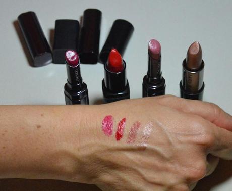 tonos de labial en el dorso de la mano