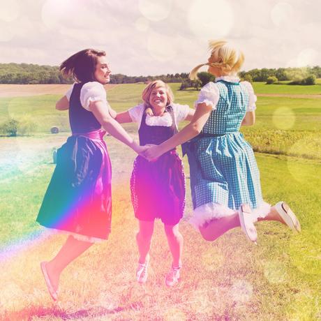 Drei Mädchen im Dirndl