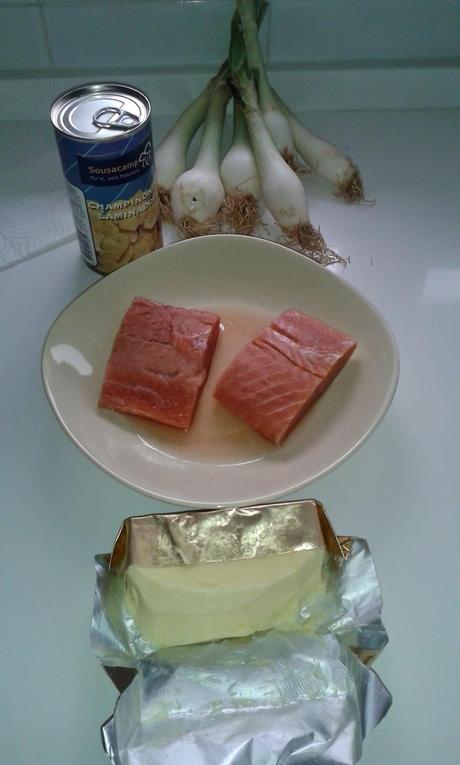 Salmón al horno con mantequilla y eneldo