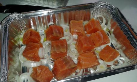 Salmón al horno con mantequilla y eneldo