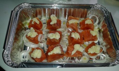 Salmón al horno con mantequilla y eneldo