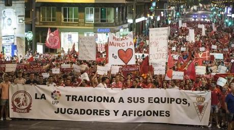 La afición del Murcia manifestándose afición La afición, el verdadero sustento 1408037241453
